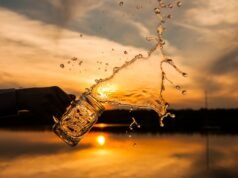 O quanto você está disposto a desaprender? copo com água derramada