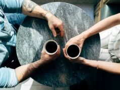 A vida é negociação pessoas bebendo café