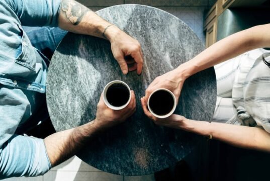 A vida é negociação pessoas bebendo café